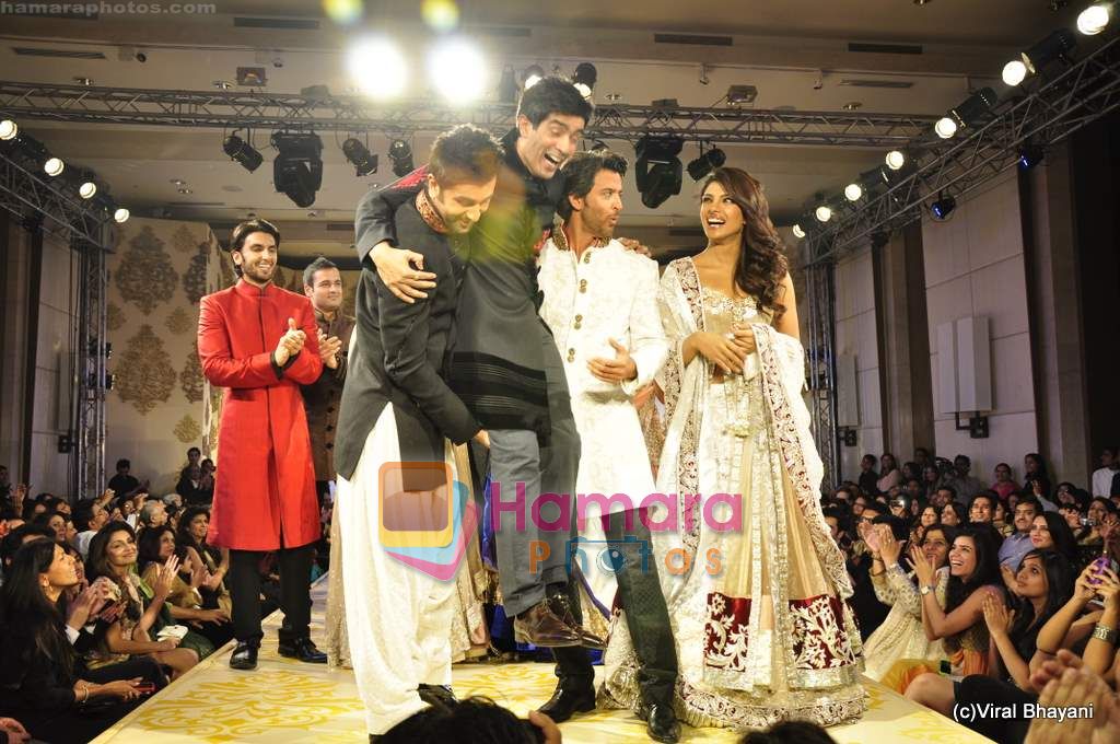 Ranbir Kapoor, Manish Malhotra, Hrithik Roshan, Priyanka Chopra walk the ramp at Mijwan show in Trident, Bandra on 23rd Jan 2011 ~0