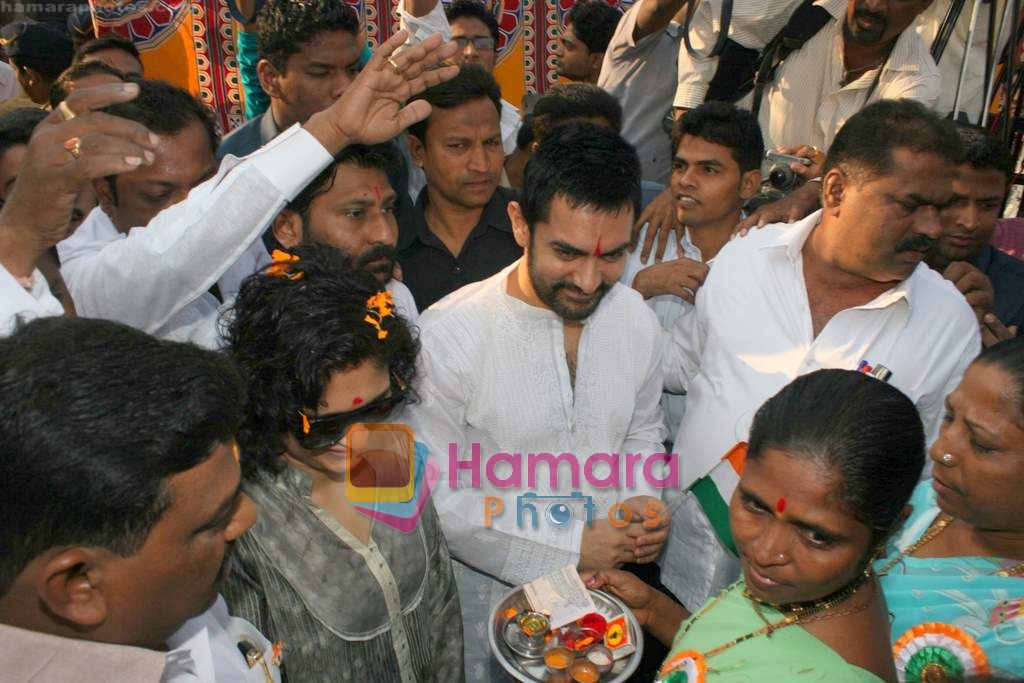 Aamir Khan and Kiran Rao celebrate Republic Day at Dhobi Ghat in Mumbai on 26th Jan 2011 