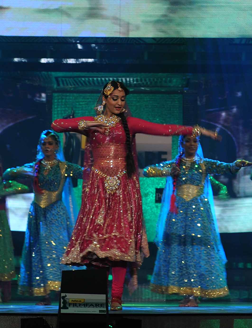 Sonakshi Sinha performing at the 56th Idea Filmfare Awards 2010 