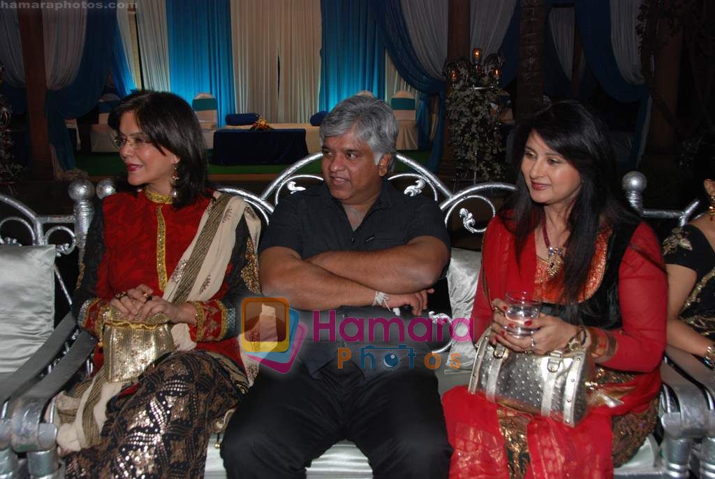 Zeenat Aman, Poonam Dhillon at Banpreet Singh son's wedding in ITC Grand Maratha on 31st Jan 2011 