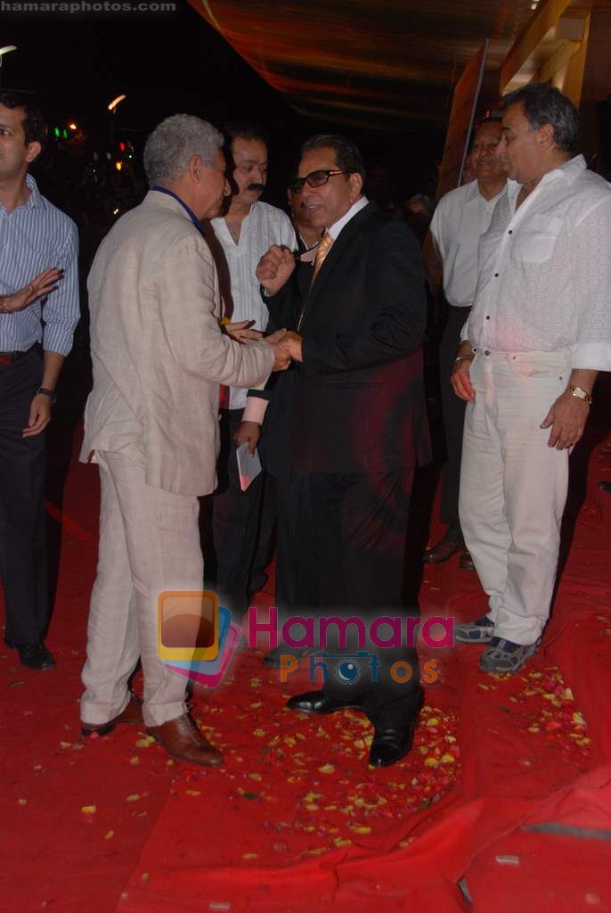 Dharmendra, Nasiruddin Shah at the Premiere of Hum Dono Rangeen in Cinemax on 3rd Feb 2011 