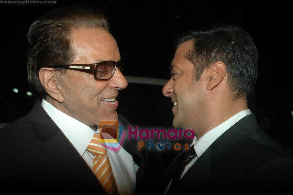 Dharmendra, Salman Khan at the Premiere of Hum Dono Rangeen in Cinemax on 3rd Feb 2011 