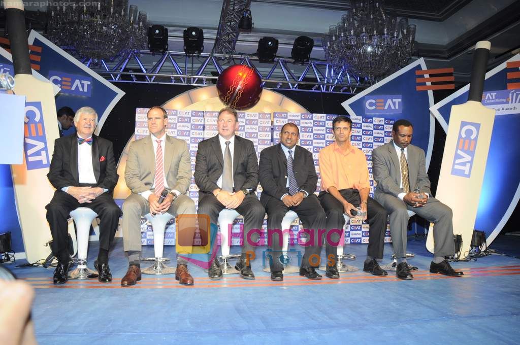 Aravinda de Silva, Rahul Dravid at Ceat World Cup Awards in Taj Hotel on 3rd Feb 2011 