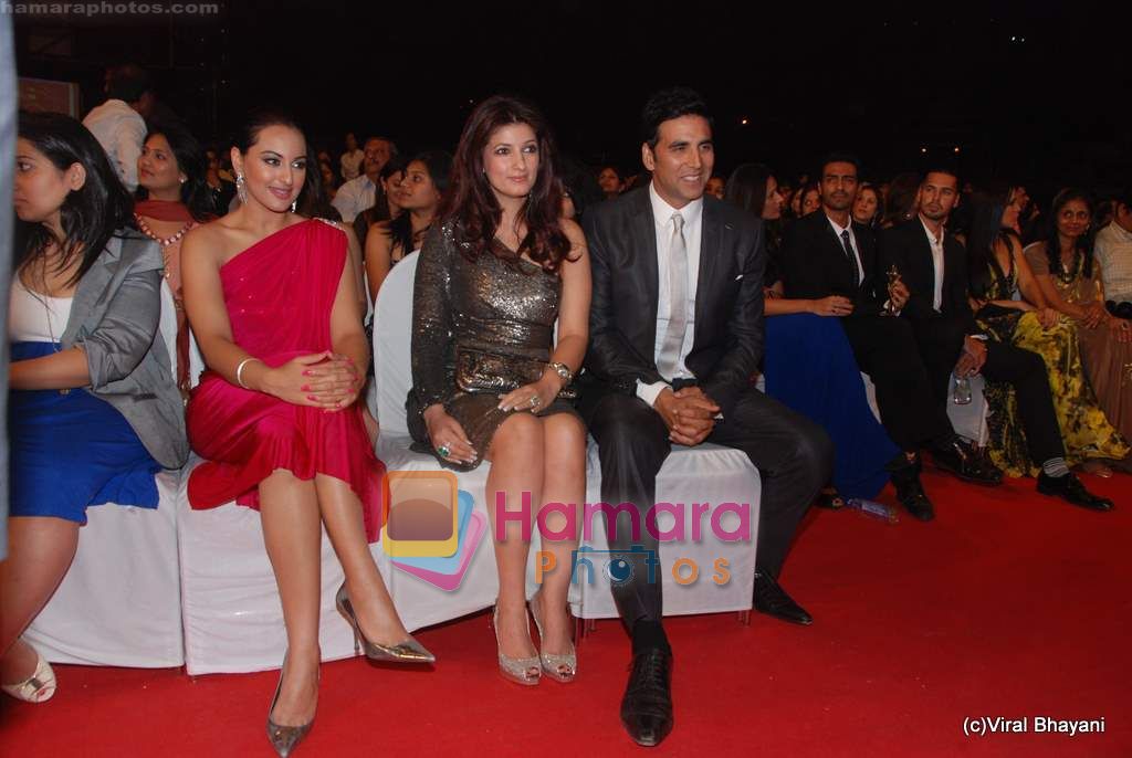 Sonakshi Sinha, Akshay Kumar, Twinkle Khanna at Stardust Awards 2011 in Mumbai on 6th Feb 2011 