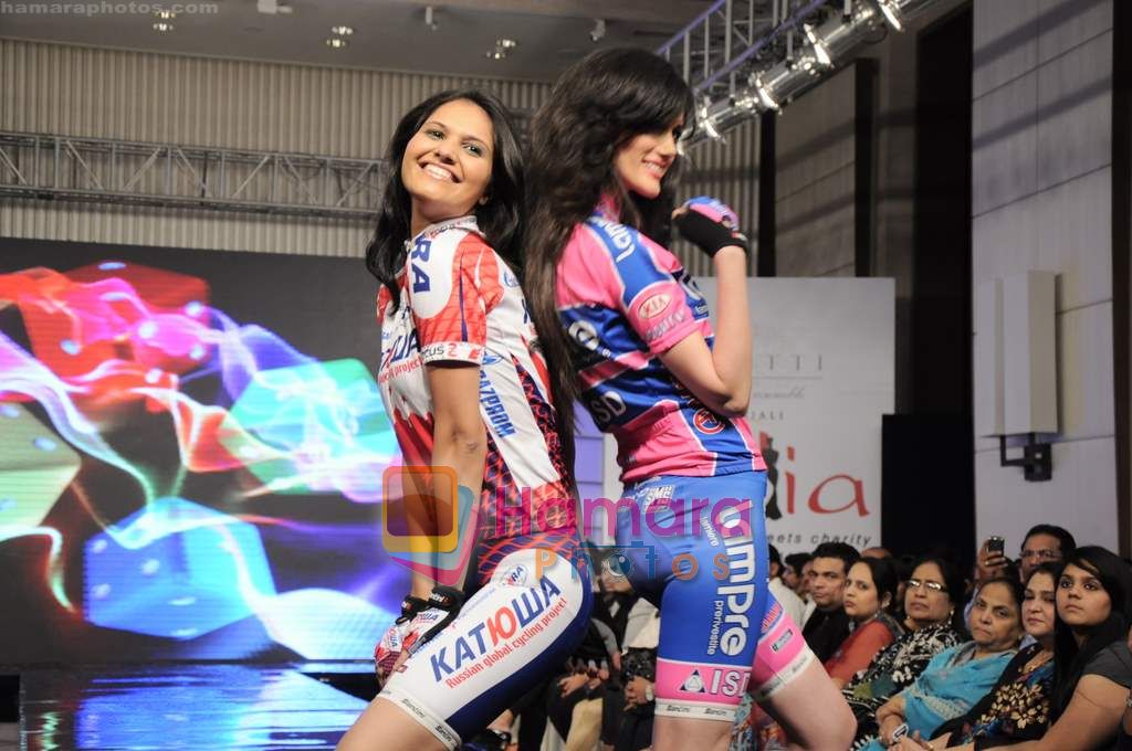 at Gitanjali Tour De India fashion  show in Trident, Mumbai on 6th Feb 2011 
