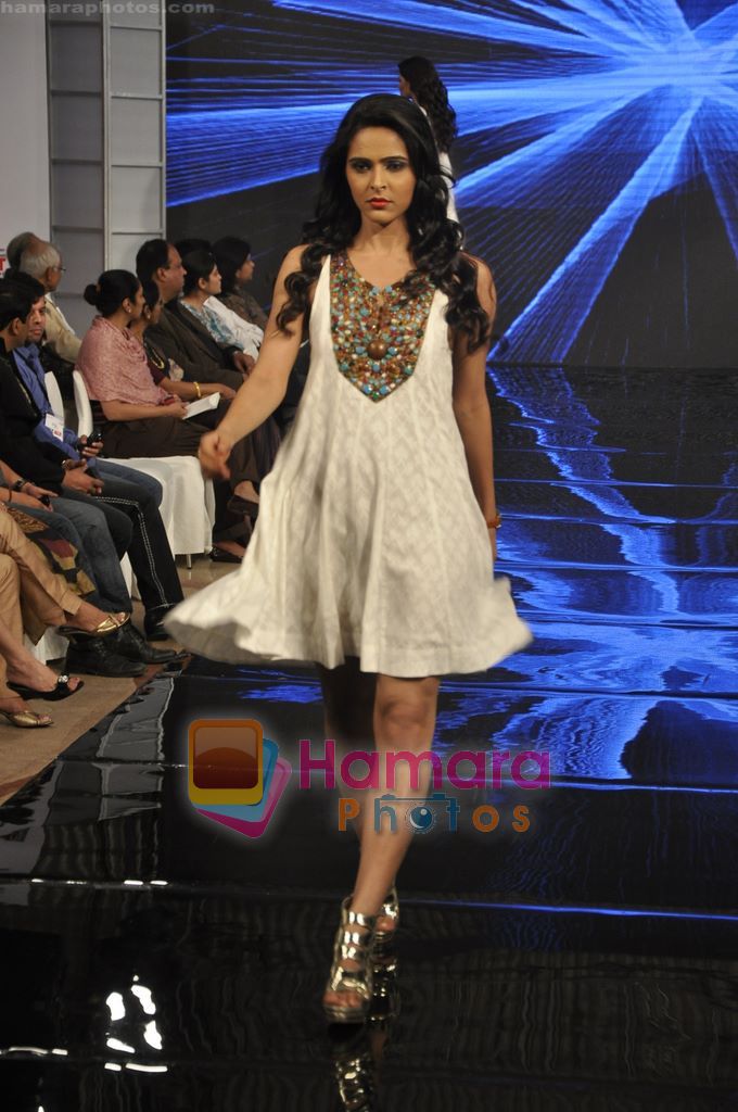 Model walk the ramp at Lina Tipnis show at Gitanjali Cyclothon fashion show in Trident, Bandra, Mumbai on 7th Feb 2011 