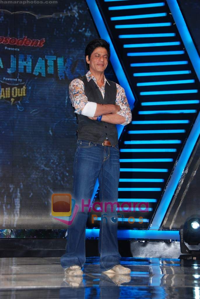 Shahrukh Khan on the sets of Imagine TV's Zor Ka Jhatka in Yasraj Studios on 7th Feb 2011 