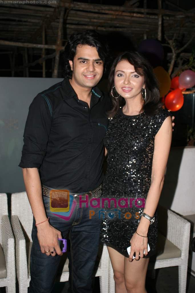 Manish Paul at TV birthday bash of actor Parul Chaudhry in Amboli on 11th Feb 2011 