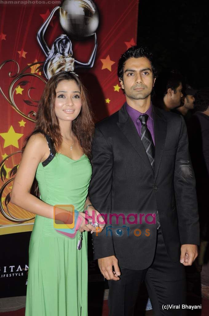 Sara Khan, Ashmit Patel at Global Indian Film and TV awards by Balaji on 12th Feb 2011 