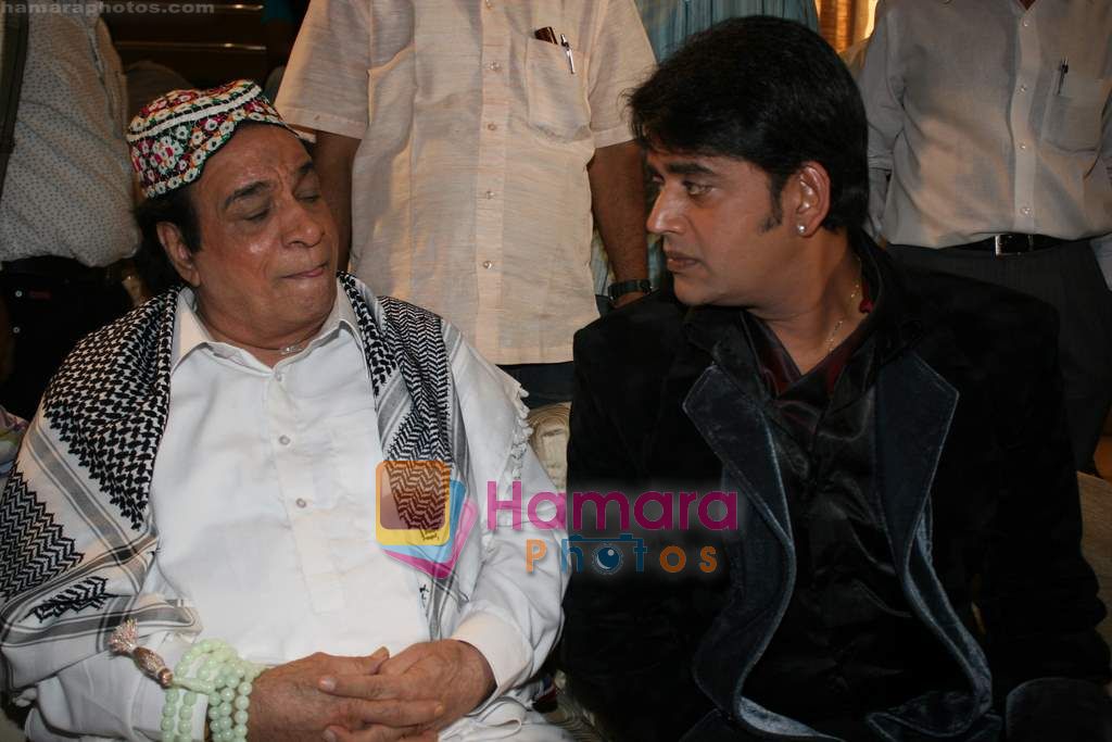 Kader Khan shoots with Ravi Kissan in Goregaon on 15th Feb 2011 