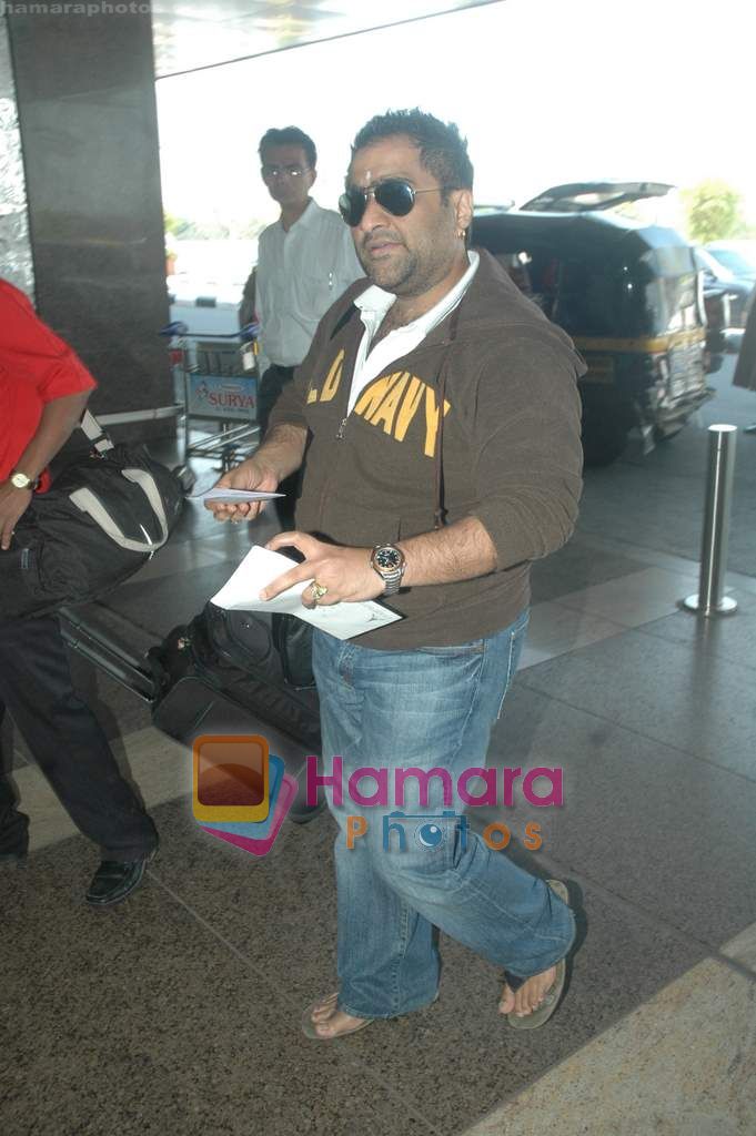 Kunal Ganjawala at Mumbai airport on 18th Feb 2011 