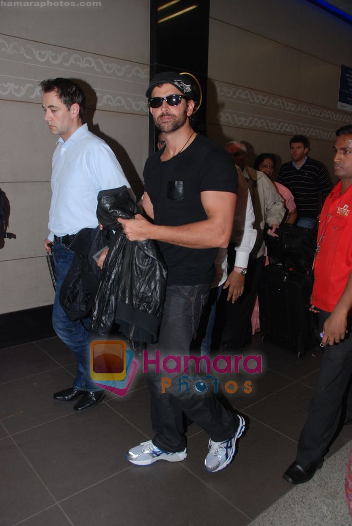 Hrithik Roshan leaves for Star Parivaar awards in Venetian Macau in  International Airport, Mumbai on 23rd Feb 2011 
