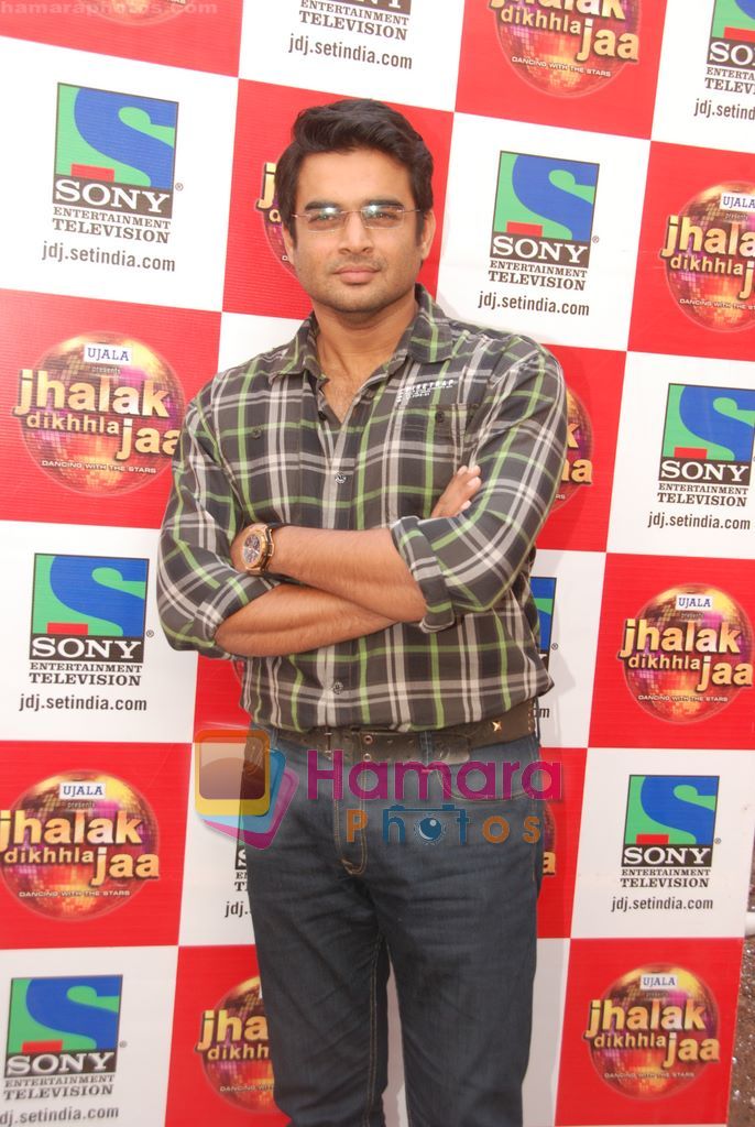 Madhavan promote Tanu Weds Manu on Jhalak Dikhla Ja sets in Filmistan, Mumbai on 24th Feb 2011 