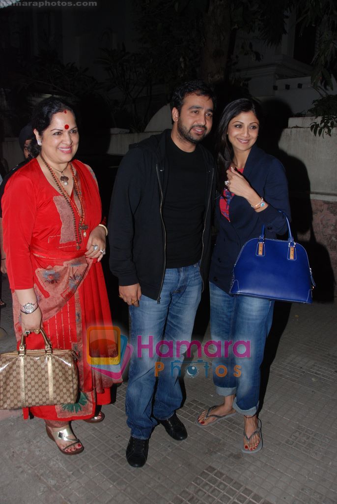 Shilpa Shetty, Raj Kundra watches Tanu Weds Manu in Ketnav, Bandra on 24th Feb 2011 