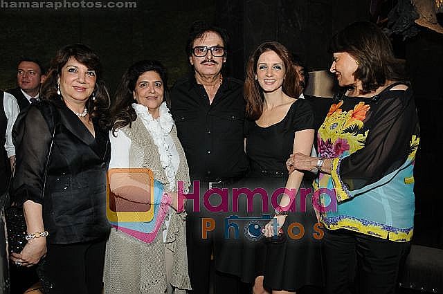 Zarine khan, pinky roshan, sanjay khan & sussanne roshan at the Launch of Suzanne Roshan's The Charcoal Project in Andheri, Mumbai on 27th Feb 2011