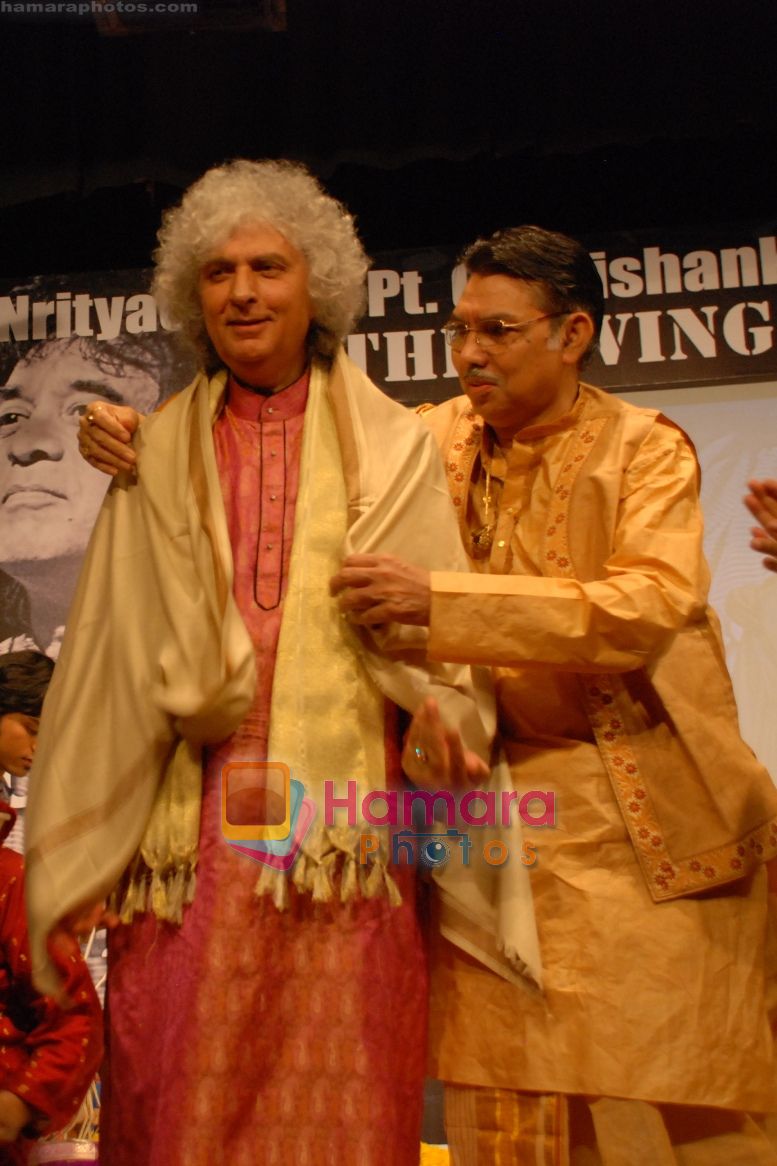 Pt. Bhima Shankar honouring Pt. Shivkumar sharma at Nrityacharya Pt.Gaurishankar Foundation's The Living Legend in Mumbai on 27th Feb 2011