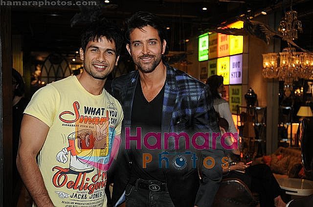 shahid kapur& hrithik roshan at the Launch of Suzanne Roshan's The Charcoal Project in Andheri, Mumbai on 27th Feb 2011