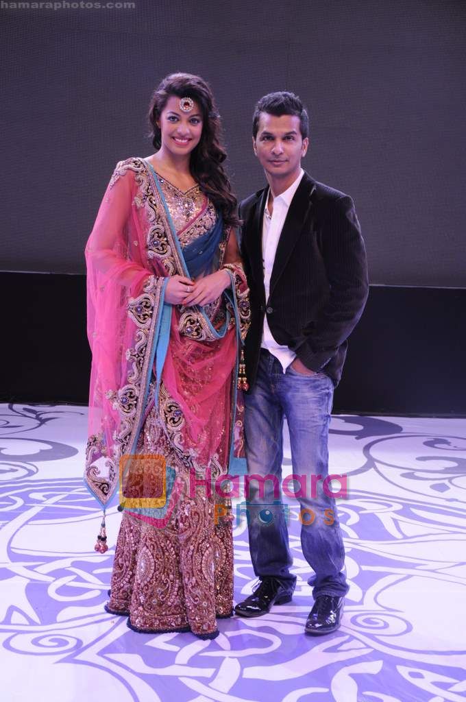 Mugdha Godse, Vikram Phadnis walks the ramp for Vikram Phadnis at HDIL Invitation cup awards night in Race Course on 5th March 2011 