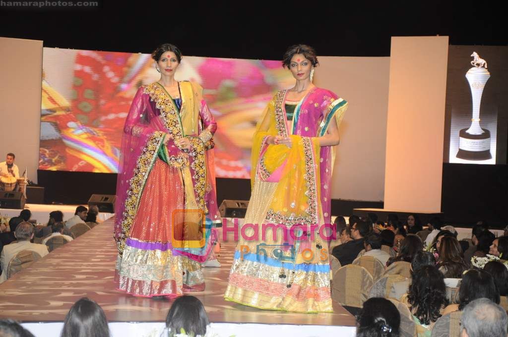 Model walks the ramp for Vikram Phadnis at HDIL Invitation cup awards night in Race Course on 5th March 2011 