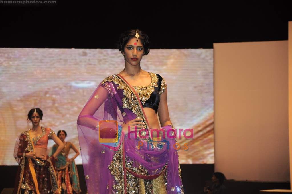 Model walks the ramp for Vikram Phadnis at HDIL Invitation cup awards night in Race Course on 5th March 2011 