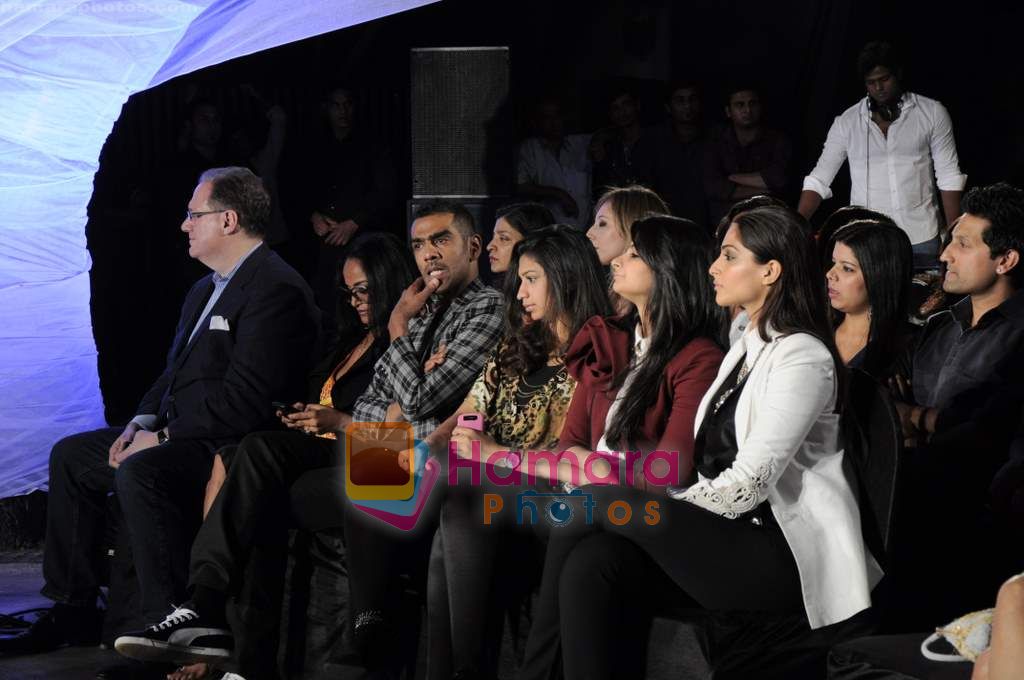 Sonam Kapoor, Rhea Kapoor on day 1 Lakme Fashion Week for designer Anamika Khanna in Tote on 10th March 2011 