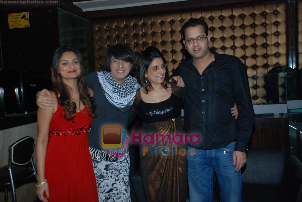 Rahul Mahajan, Dimpy Ganguly, Rohit Verma at Rashmi Bagga's birthday bash in Vie Lounge on 10th March 2011 