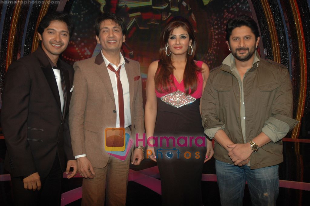 Shreyas Talpade, Shekhar Suman, Raveena Tandon, Arshad Warsi on the sets of Comedy Ka Maha Muqabla in Madh Island on 13th March 2011 