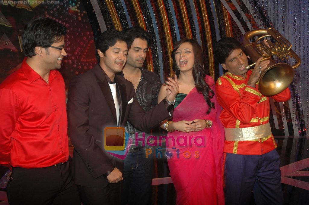 Shreyas Talpade, Roshni Chopra, Raju Shrivastav on the sets of Comedy Ka Maha Muqabla in Madh Island on 13th March 2011 ~0