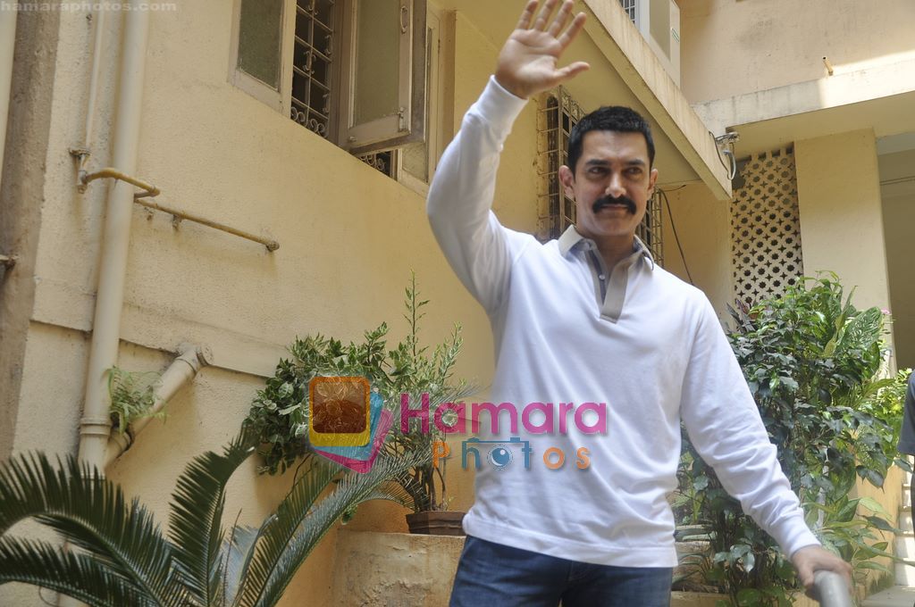 Aamir Khan celebrates 46th birthday with Media in Bandra, Mumbai on 14th March 2011