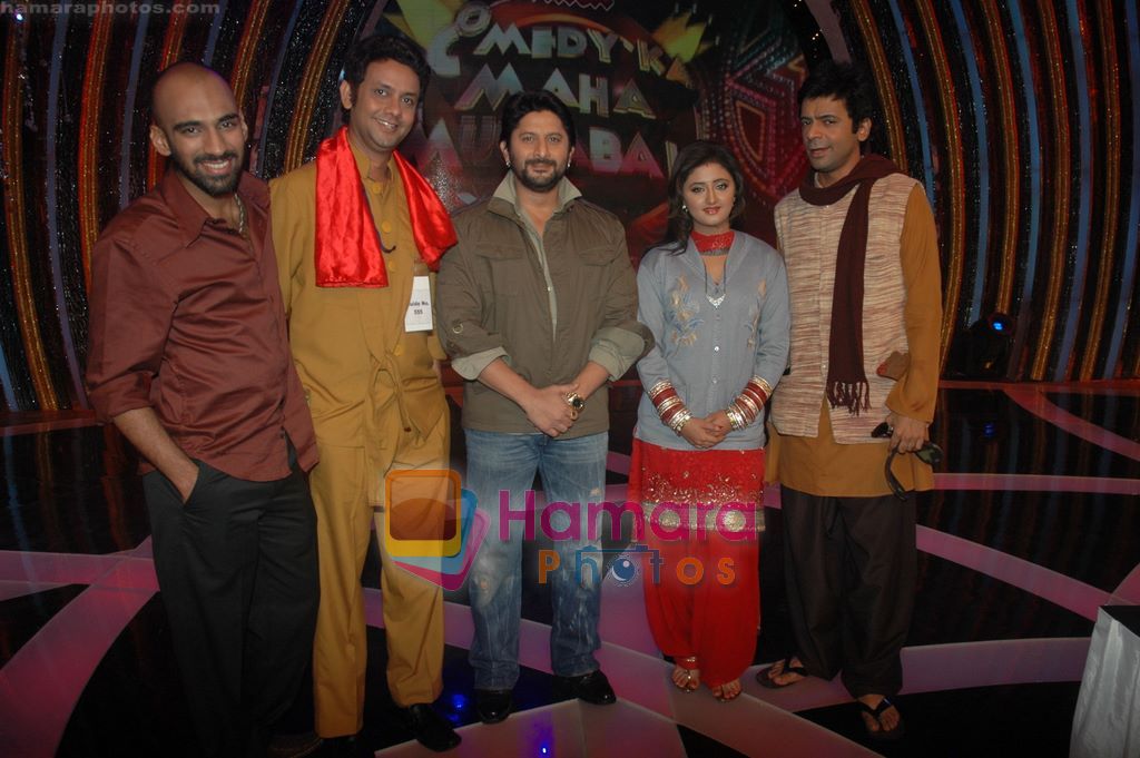 Arshad Warsi, Rashmi Desai on the sets of Comedy Ka Maha Muqabla in Madh Island on 13th March 2011