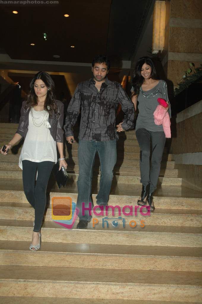 Shamita Shetty, Raj Kundra, Shilpa Shetty snapped post dinner at Grand Hyatt on 14th March 2011 