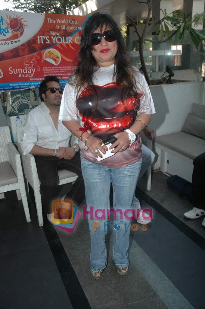 Dolly Bindra play holi in Andheri on 15th March 2011 