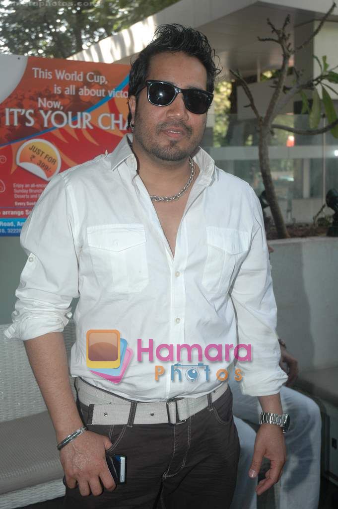 Mika Singh play holi in Andheri on 15th March 2011