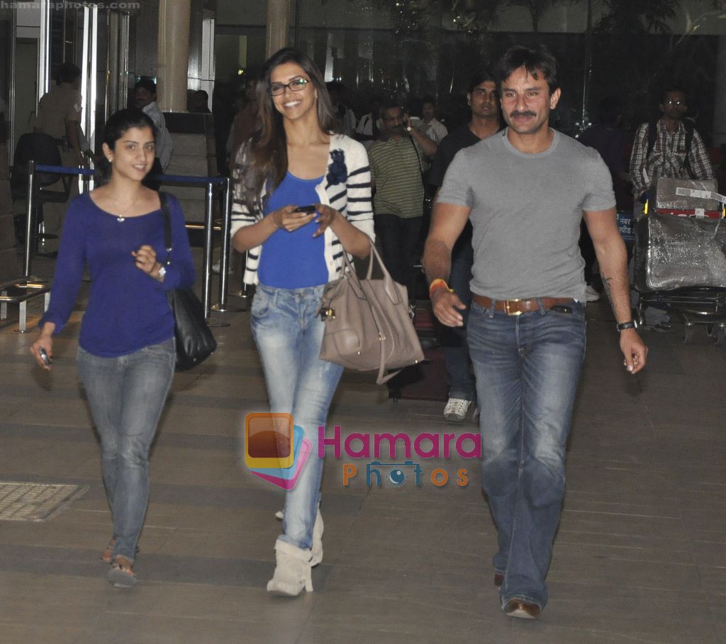 Saif Ali Khan, Deepika Padukone return from Aarakshan shoot wrap-up in Bhopal at Mumbai Airport on 16th March 2011 