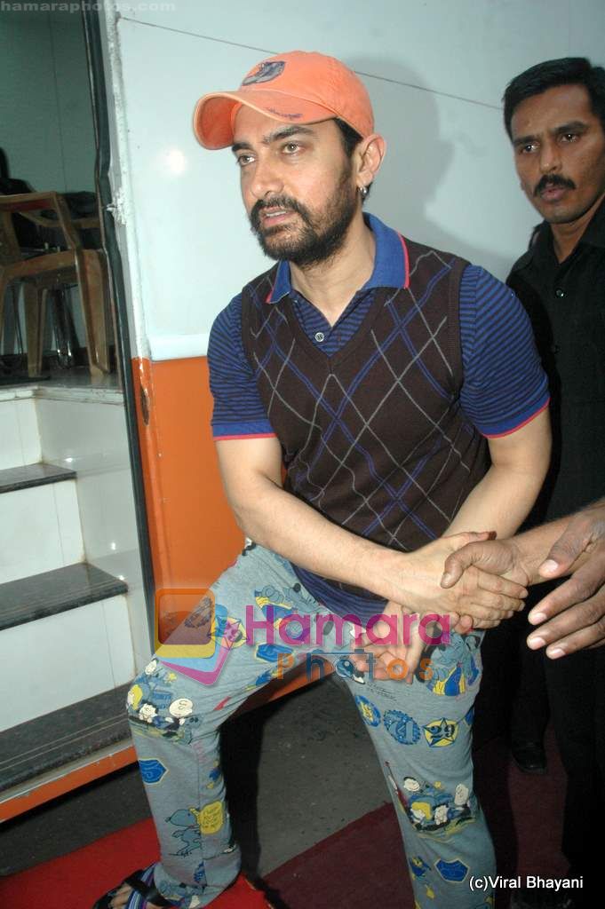  Aamir Khan snapped in funny kiddy pants post ad shoot in Filmistan on 18th March 2011