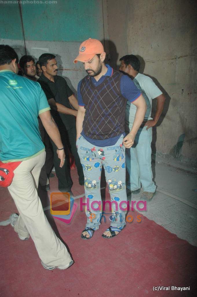  Aamir Khan snapped in funny kiddy pants post ad shoot in Filmistan on 18th March 2011 