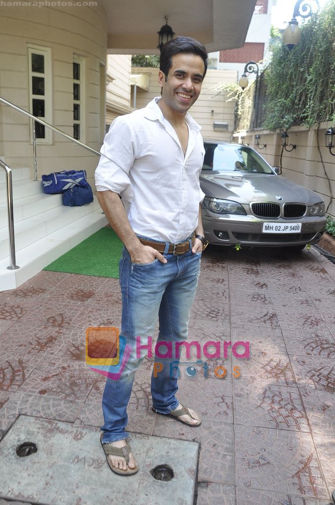 Tusshar Kapoor Promote Shorr in City on Holi day in Juhu, Mumbai on 20th March 2011 