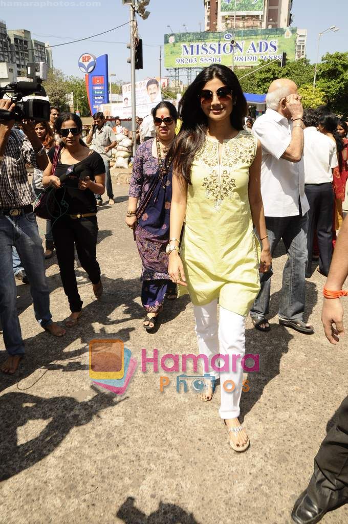 Shilpa Shetty snapped at Siddhivinayak in Dadar, Mumbai on 22nd March 2011 