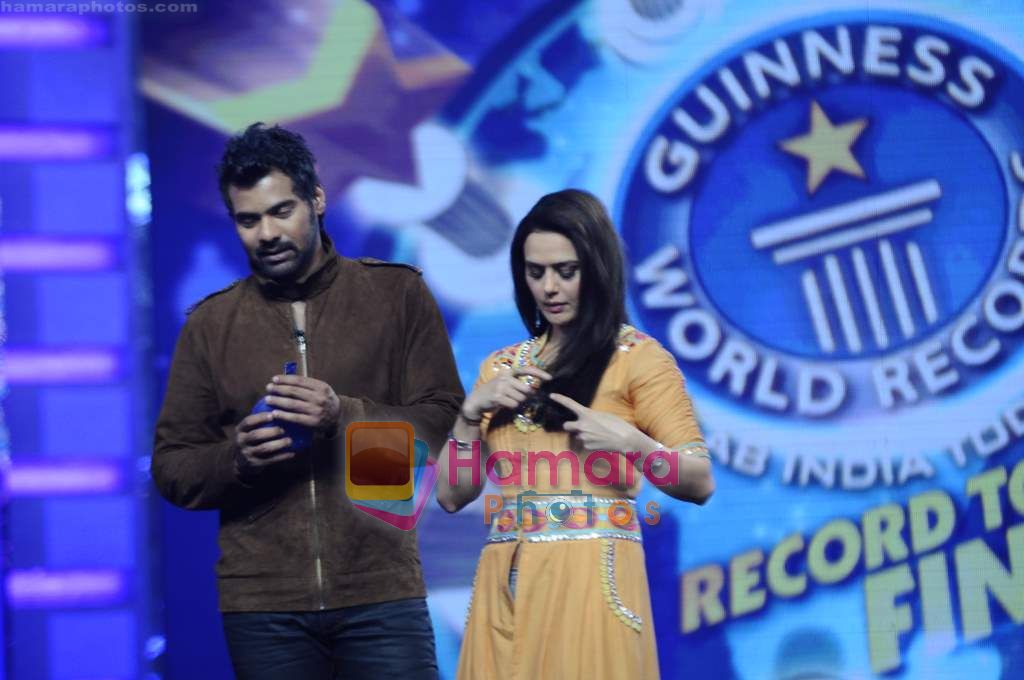 Preity Zinta, Shabbir Ahluwalia on the sets of Guinness World Records in R K Studios on 26th March 2011  - Copy