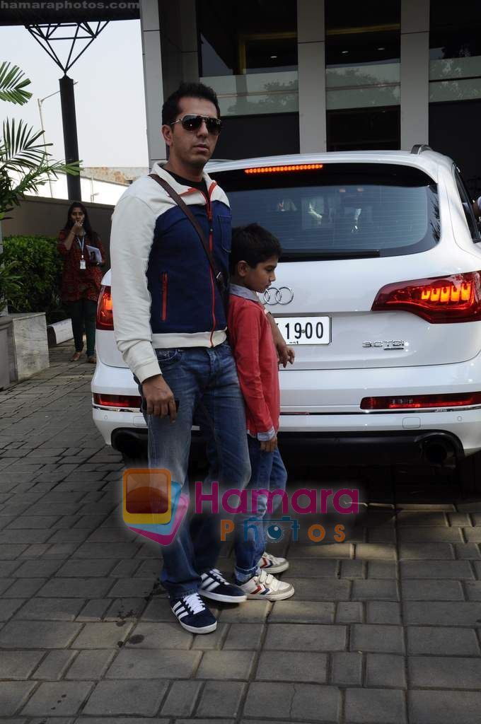 Ritesh Sidhwani leave for Mohali for cricket match on 30th March 2011 