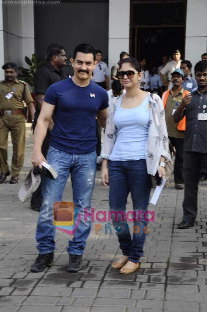 Aamir Khan, Kiran Rao leave for Mohali for cricket match on 30th March 2011 