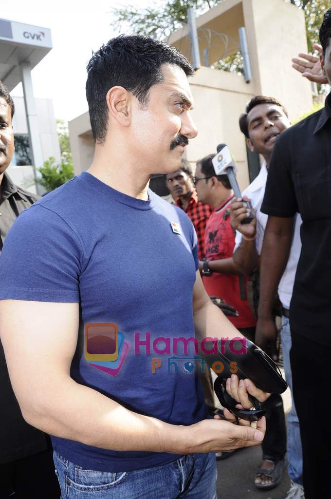 Aamir Khan leave for Mohali for cricket match on 30th March 2011 