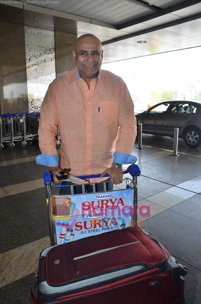 Puneet Issar leave for Mohali for cricket match on 30th March 2011 