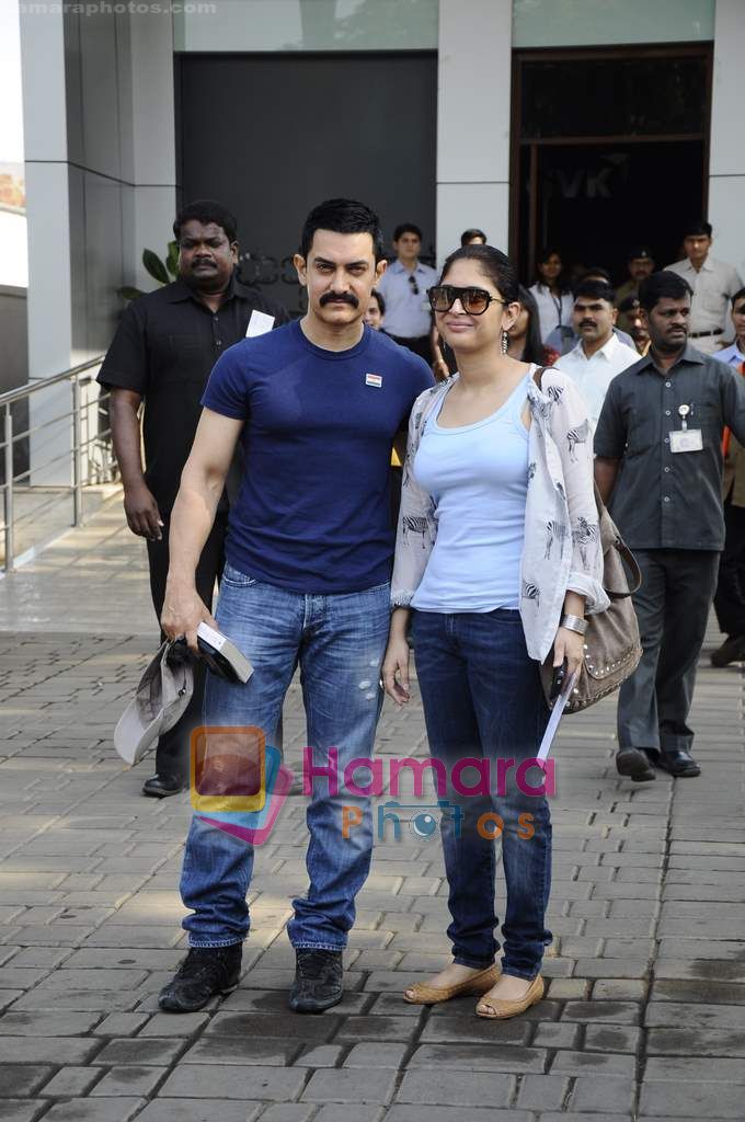 Aamir Khan, Kiran Rao leave for Mohali for cricket match on 30th March 2011 