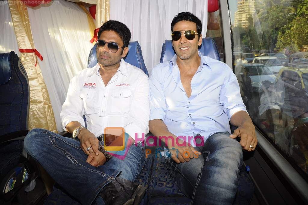 Akshay Kumar and Sunil Shetty promote Thank You outside SRK's house Mannat on 31st March 2011 
