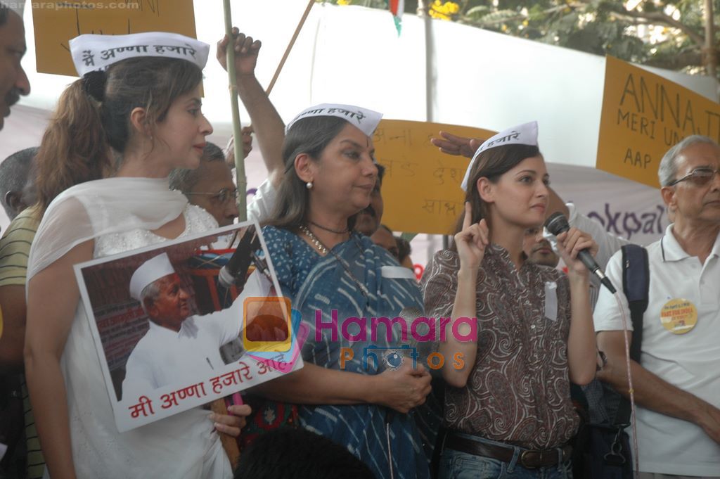 Urmila Matondkar, Shabana Azmi, Dia Mirza support Anna Hazare movement in Azad Maidan, Mumbai on 8th April 2011 