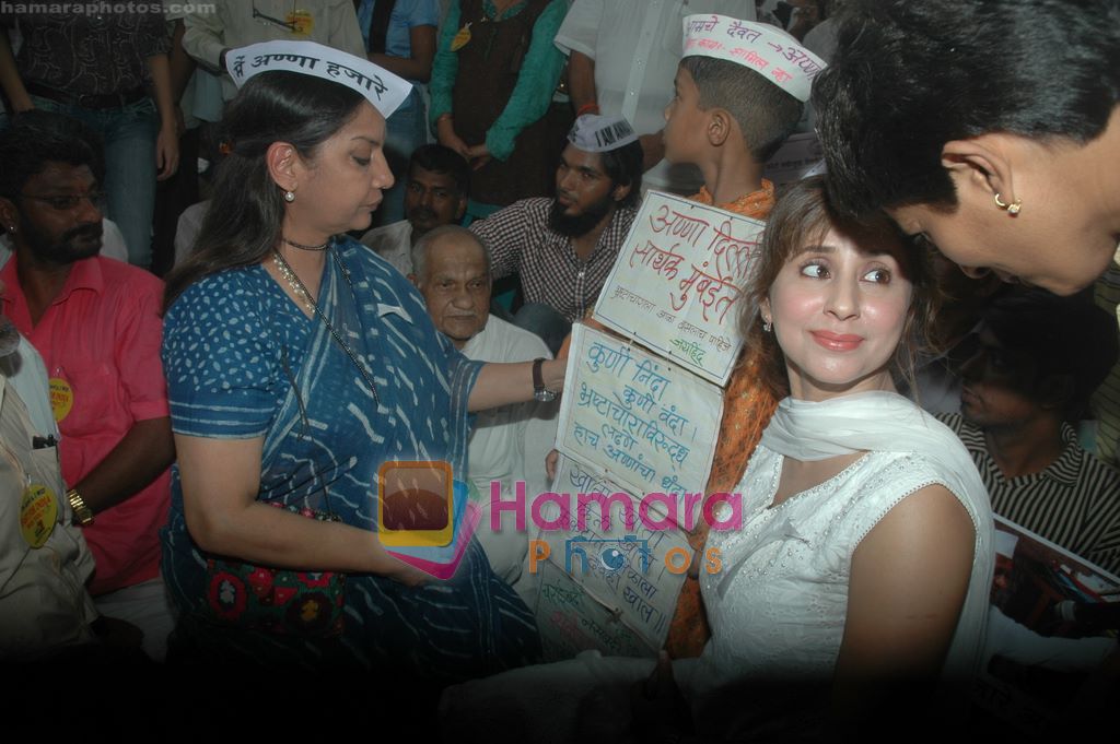 Urmila Matondkar, Shabana Azmi support Anna Hazare movement in Azad Maidan, Mumbai on 8th April 2011 