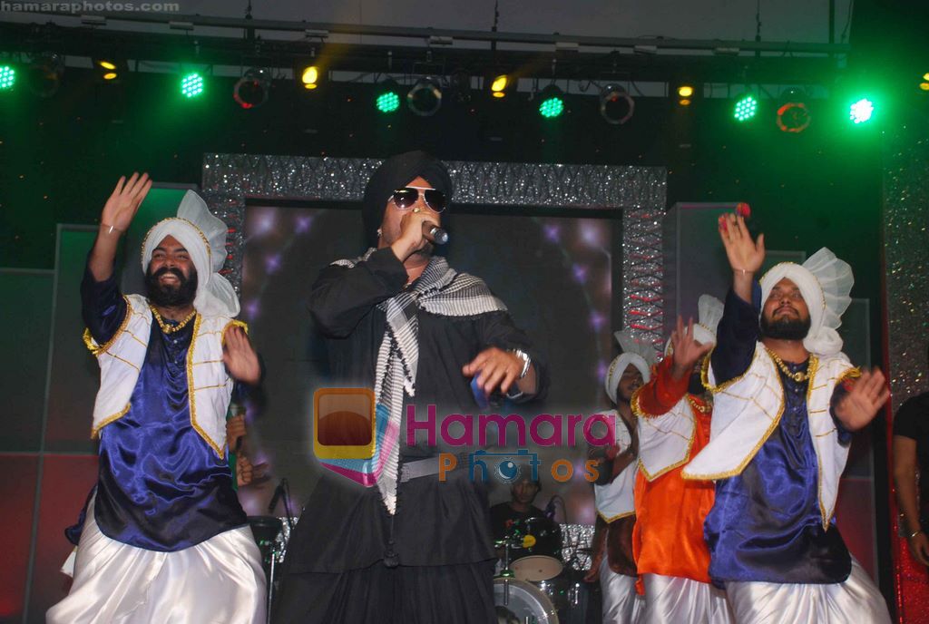 Daler Mehndi at the Baisakhi celebration organised by Punjab Association in Shanmukhananad Hall, Mumbai on 10th April 2011 