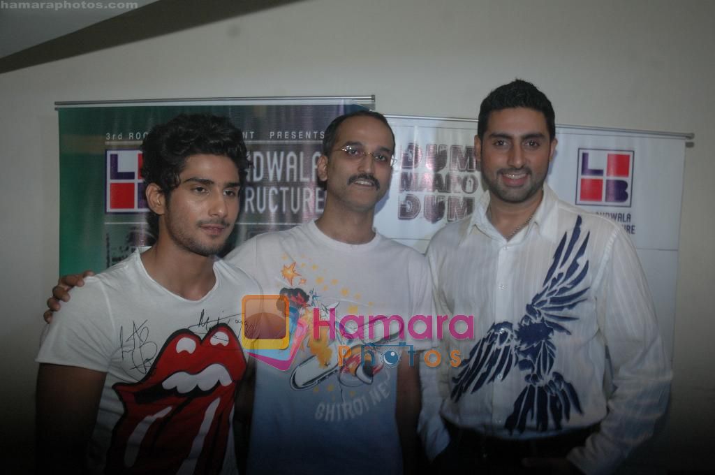 Abhishek Bachchan, Prateik Babbar, Rohan Sippy at Dum Maro Dum Promotion in Mumbai on 10th April 2011 