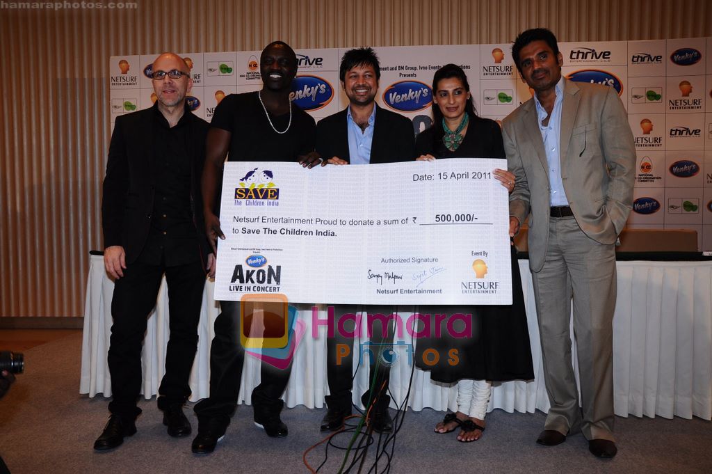 Sunil Shetty, Mana Shetty, Akon at AKON concert Press conference in Trident, Bandra, Mumbai on 15th April 2011 